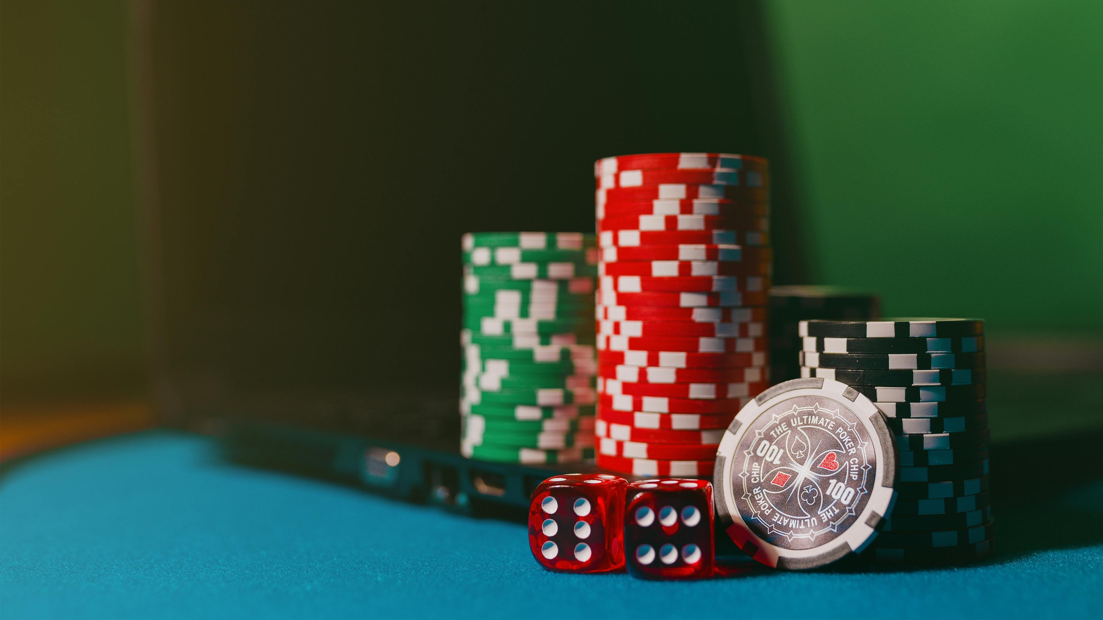 Studio dealer Caribbean Stud Poker di rappa dengan tampilan multi-kamera dan meja permainan